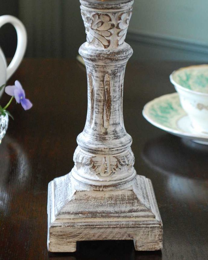 スタンドライト　照明・ライティング　フランスからやってきたフレンチシャビーなテーブルランプ(E17丸球付)。女性らしい美しい彫りのスタンド部分。(cf-1202)