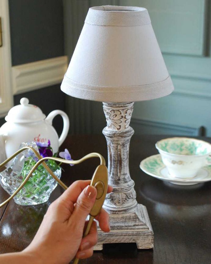 スタンドライト　照明・ライティング　フランスからやってきたフレンチシャビーなテーブルランプ(E17丸球付)。スイッチON！あっという間に周りを優しい癒しの灯りが包み込んでくれます。(cf-1202)