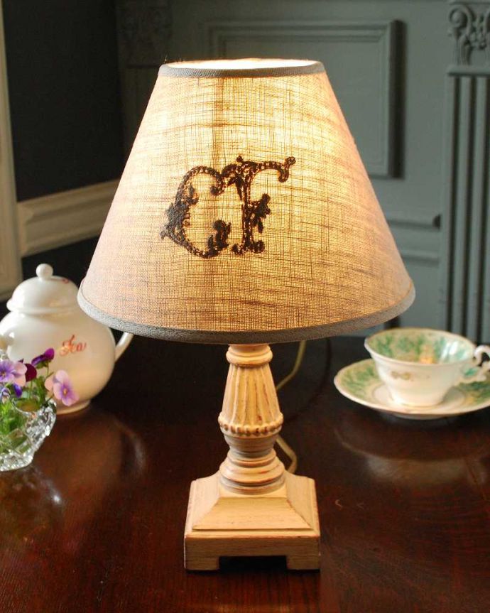 スタンドライト　照明・ライティング　フランス輸入のスタンド×モノグラム入りシェードのテーブルランプ(E17シャンデリア球付)。ステキな夜の時間を作ってくれますテーブルやデスクの上、ベッドサイドなど、いろんな場所に置いてテーブルランプの優しい灯りを楽しんでみませんか？ふんわりと周りを灯してくれるあたたかい明かりが１日の疲れを癒してくれます。(cf-1203)