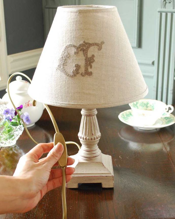 スタンドライト　照明・ライティング　フランス輸入のスタンド×モノグラム入りシェードのテーブルランプ(E17シャンデリア球付)。スイッチON！あっという間に周りを優しい癒しの灯りが包み込んでくれます。(cf-1203)