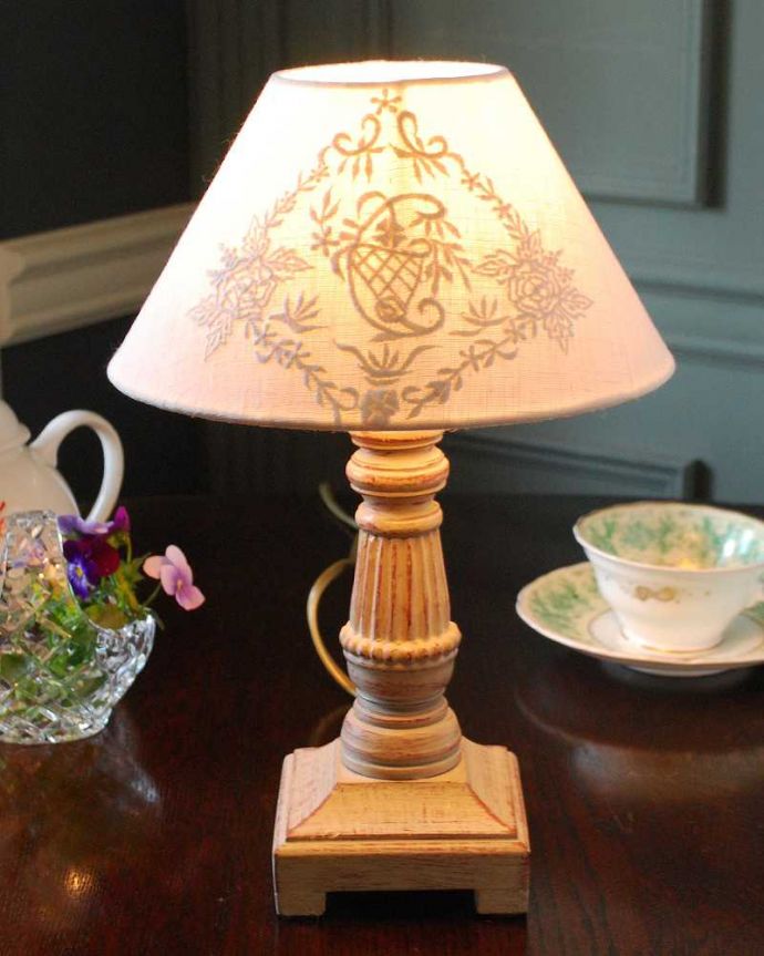 スタンドライト　照明・ライティング　お花×フラワーバスケットが可愛いテーブルランプ(E17丸球付)。ステキな夜の時間を作ってくれますテーブルやデスクの上、ベッドサイドなど、いろんな場所に置いてテーブルランプの優しい灯りを楽しんでみませんか？ふんわりと周りを灯してくれるあたたかい明かりが１日の疲れを癒してくれます。(cf-1205)