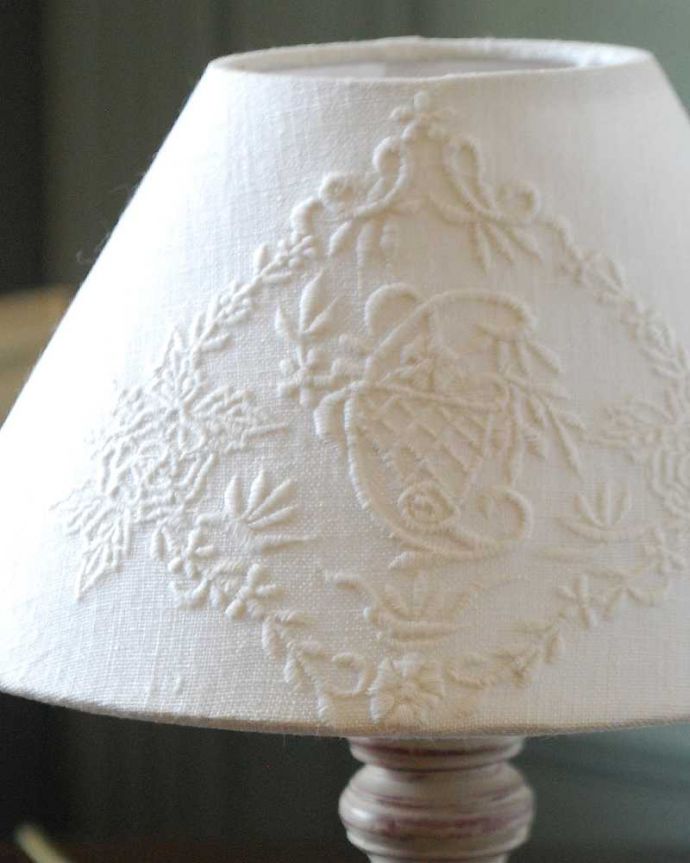 スタンドライト　照明・ライティング　お花×フラワーバスケットが可愛いテーブルランプ(E17丸球付)。ぬくもりある雰囲気の布シェード。(cf-1205)