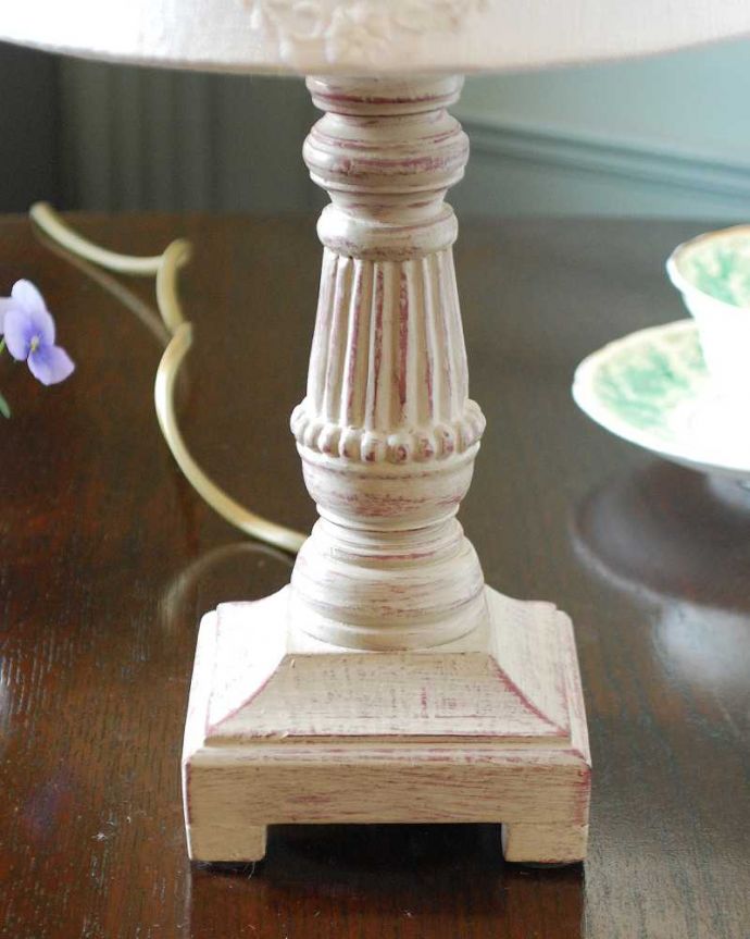 スタンドライト　照明・ライティング　お花×フラワーバスケットが可愛いテーブルランプ(E17丸球付)。女性らしい美しい彫りのスタンド部分。(cf-1205)