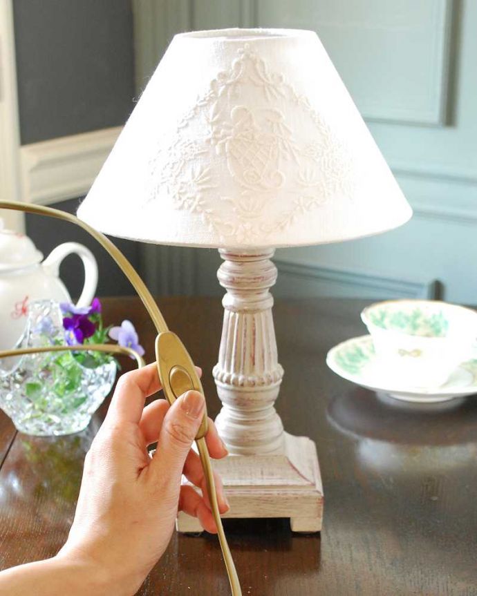 スタンドライト　照明・ライティング　お花×フラワーバスケットが可愛いテーブルランプ(E17丸球付)。スイッチON！あっという間に周りを優しい癒しの灯りが包み込んでくれます。(cf-1205)