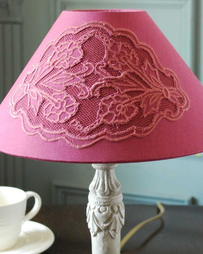 スタンドライト　照明・ライティング　お花の刺繍が華やかな赤いシェード付きのテーブルランプ(E17丸球付)。。(cf-1210)