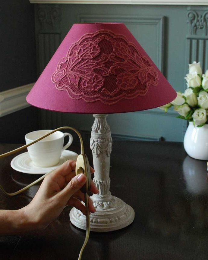 スタンドライト　照明・ライティング　お花の刺繍が華やかな赤いシェード付きのテーブルランプ(E17丸球付)。。(cf-1210)