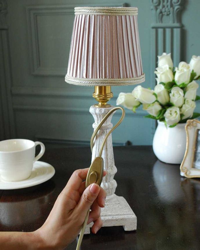 スタンドライト　照明・ライティング　お洒落なホワイトペイント、フランスのテーブルランプ(E17シャンデリア球付) 。。(cf-1211)