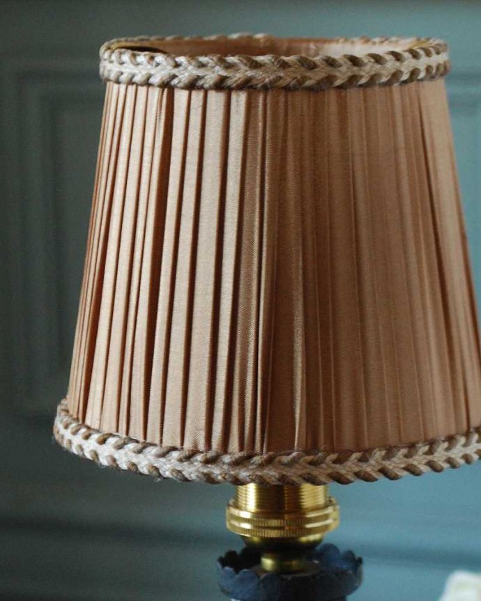 スタンドライト　照明・ライティング　フランスのスタンド×モカブラウンのプリーツシェードのテーブルランプ(E17シャンデリア球付)。。(cf-1213)