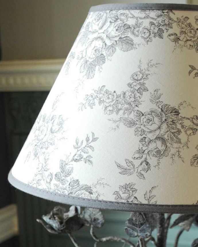 スタンドライト　照明・ライティング　お部屋を華やかに彩るお花のスタンド、フランスのテーブルランプ(E26球付)。。(cf-1214)