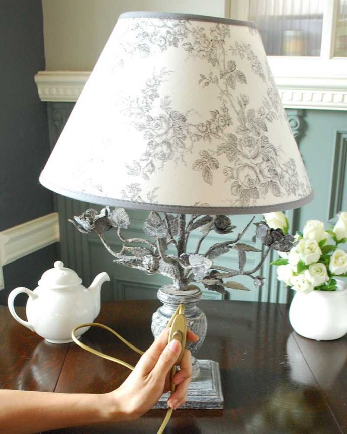 スタンドライト　照明・ライティング　お部屋を華やかに彩るお花のスタンド、フランスのテーブルランプ(E26球付)。。(cf-1214)