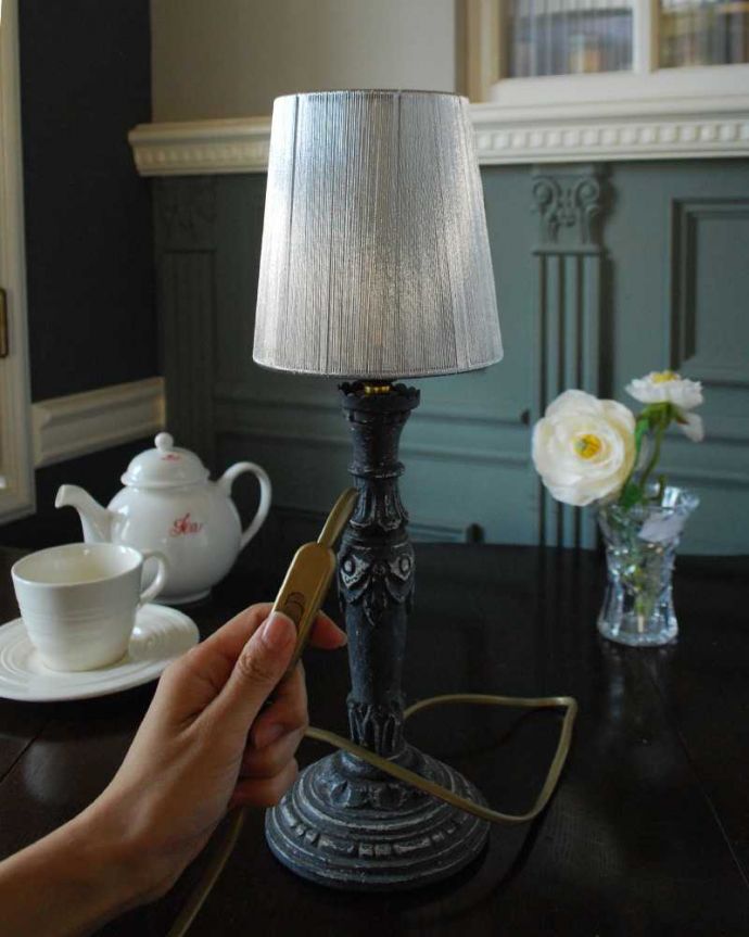 スタンドライト　照明・ライティング　フランスらしい華やかな土台と上品な布シェードを使った可愛いテーブルランプ(E17球付)。。(cf-1215)