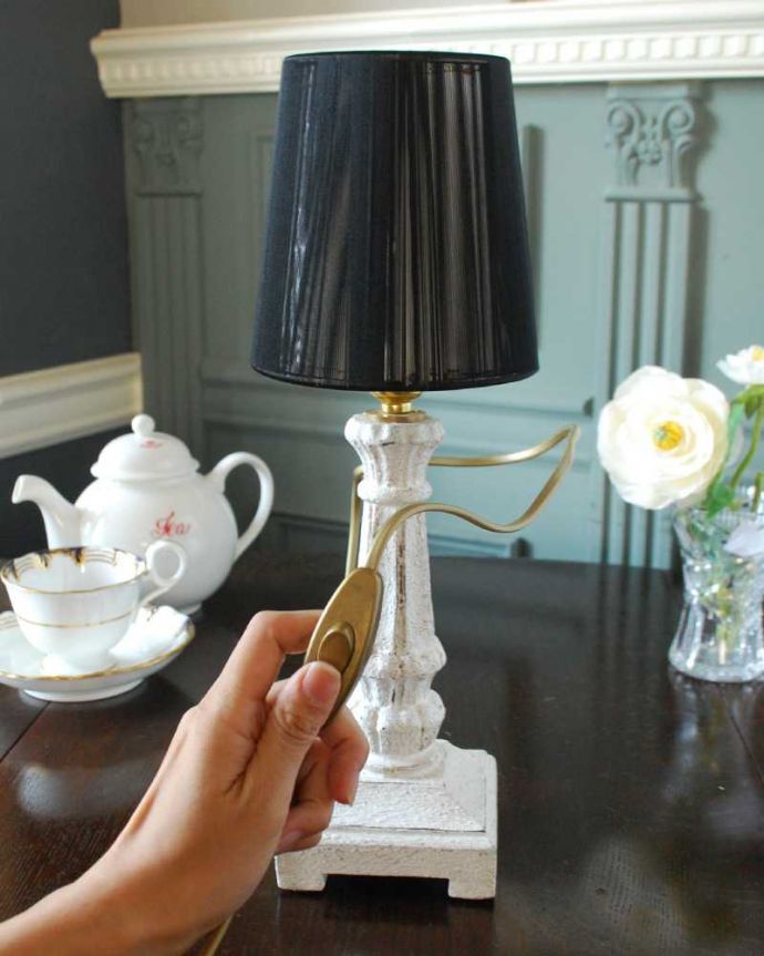 スタンドライト　照明・ライティング　フランスらしい華やかな土台も可愛い、上品な布シェードを使ったテーブルランプ(E17球付)。。(cf-1216)