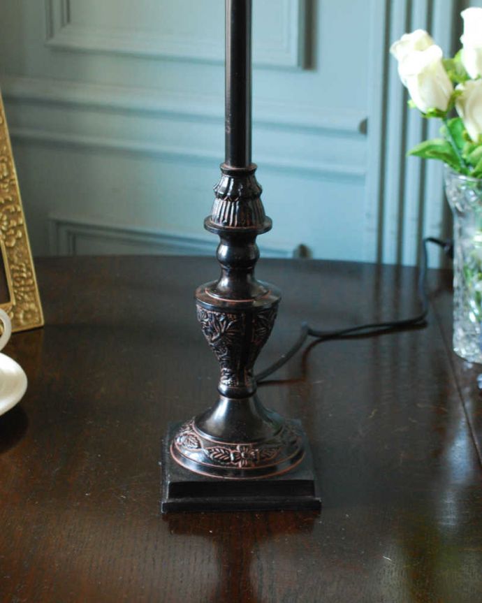 テーブルランプ（低い）　照明・ライティング　お花模様の赤いシェードが華やかなフランスから届いたテーブルランプ(E26球付) 。。(cf-1217)