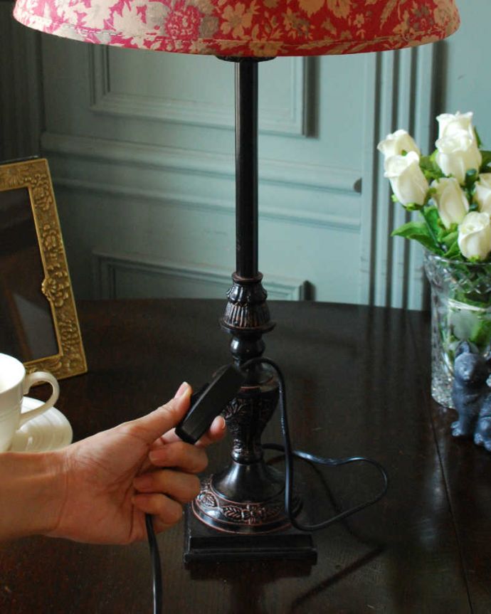 テーブルランプ（低い）　照明・ライティング　お花模様の赤いシェードが華やかなフランスから届いたテーブルランプ(E26球付) 。。(cf-1217)