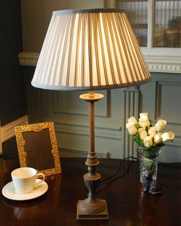 スタンドライト　照明・ライティング　フランスから届いた布シェード付きテーブルランプ(E26球付)。。(cf-1218)