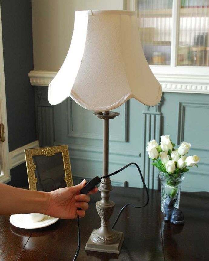 スタンドライト　照明・ライティング　フランスから届いたエレガントな布シェード付きテーブルランプ(E26球付)。。(cf-1220)