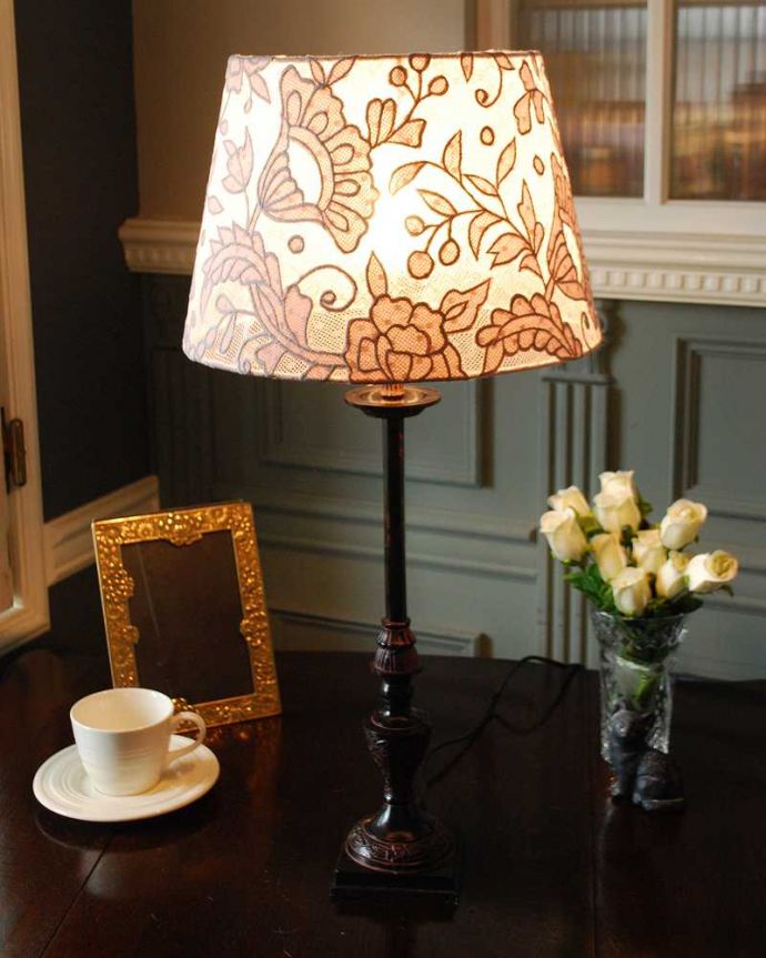 スタンドライト　照明・ライティング　浮かびあがるお花模様が華やかなフランスから届いたテーブルランプ（E26球付）。。(cf-1222)
