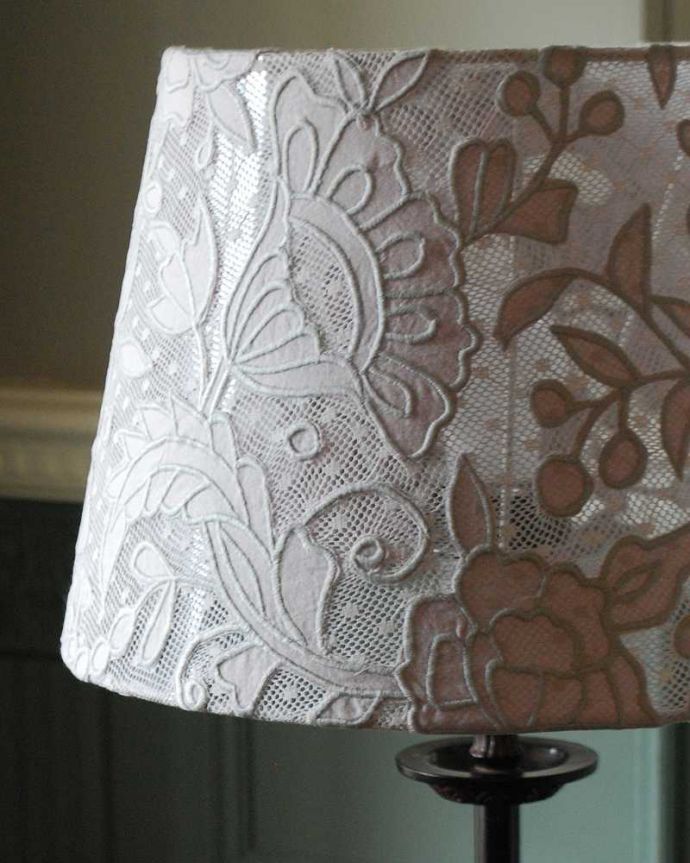 スタンドライト　照明・ライティング　浮かびあがるお花模様が華やかなフランスから届いたテーブルランプ（E26球付）。。(cf-1222)