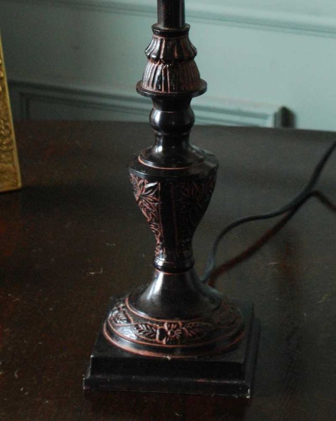 スタンドライト　照明・ライティング　浮かびあがるお花模様が華やかなフランスから届いたテーブルランプ（E26球付）。。(cf-1222)