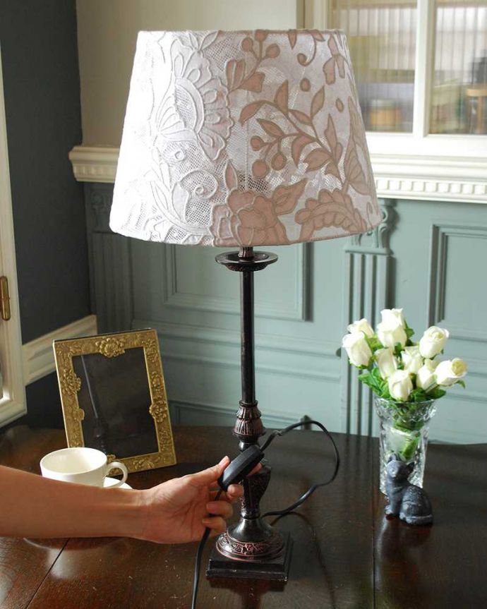 スタンドライト　照明・ライティング　浮かびあがるお花模様が華やかなフランスから届いたテーブルランプ（E26球付）。。(cf-1222)