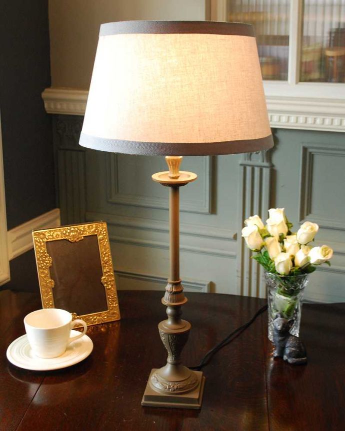 スタンドライト　照明・ライティング　スッと伸びた土台にシェードを合わせてクールな印象のテーブルランプ(E26球付)。。(cf-1224)