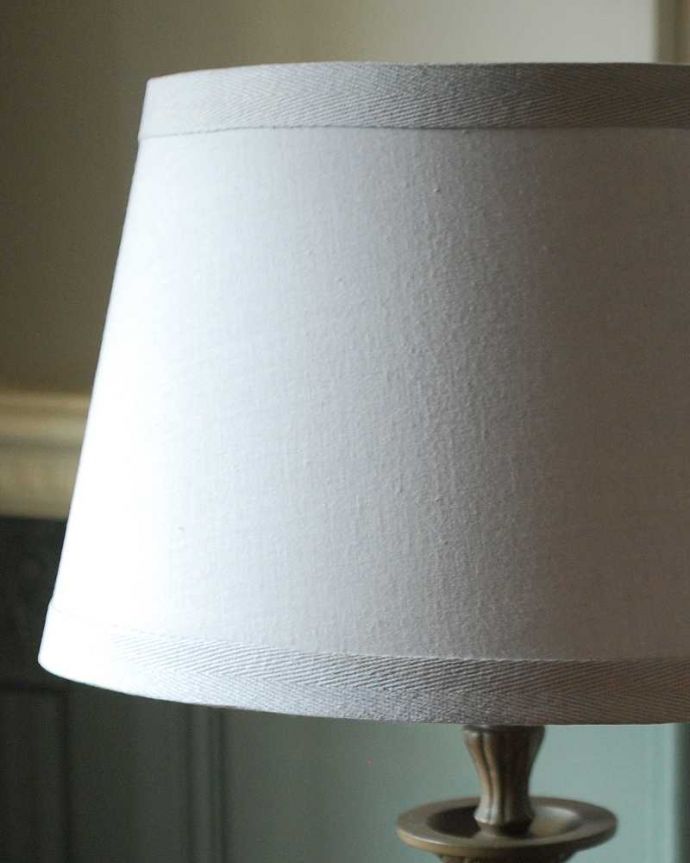 スタンドライト　照明・ライティング　スッと伸びた土台にシェードを合わせてクールな印象のテーブルランプ(E26球付)。。(cf-1224)