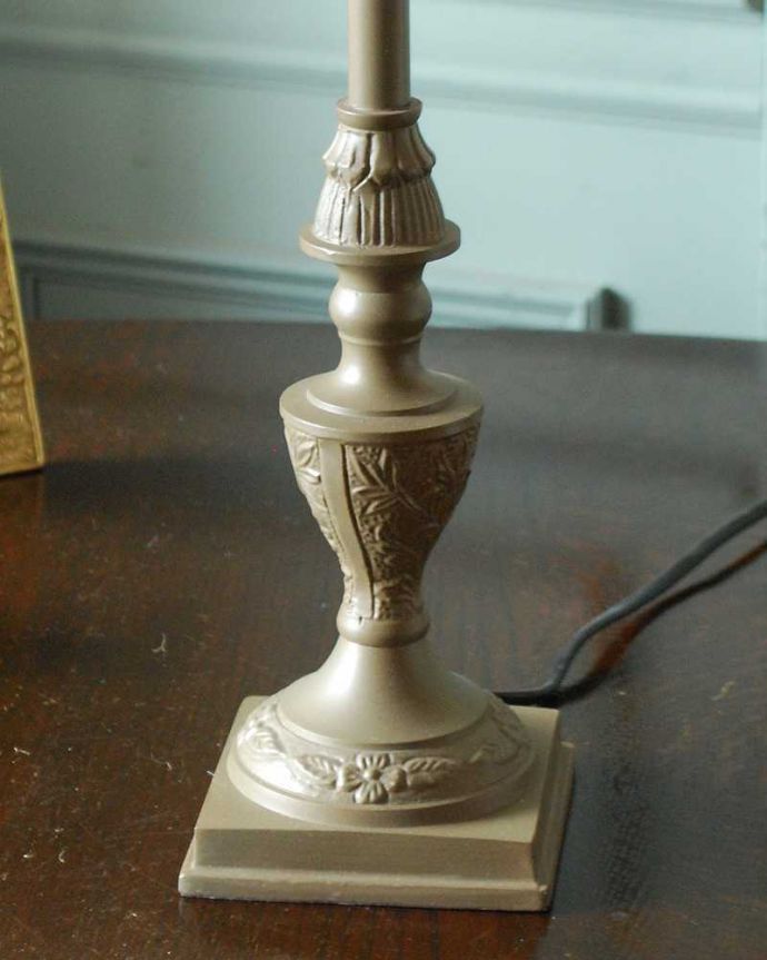 スタンドライト　照明・ライティング　スッと伸びた土台にシェードを合わせてクールな印象のテーブルランプ(E26球付)。。(cf-1224)