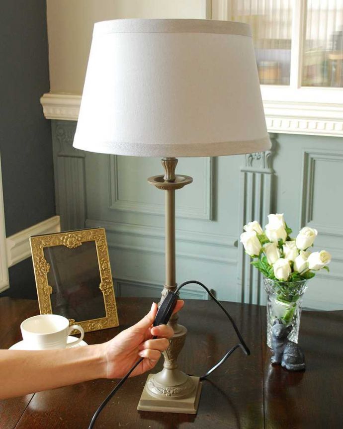 スタンドライト　照明・ライティング　スッと伸びた土台にシェードを合わせてクールな印象のテーブルランプ(E26球付)。。(cf-1224)