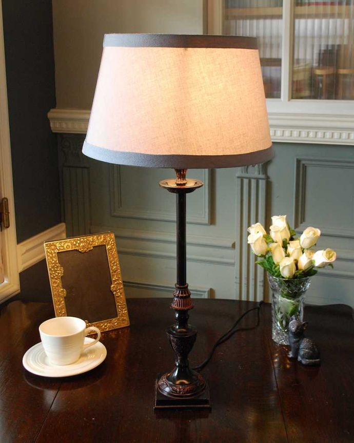 スタンドライト　照明・ライティング　スッと伸びた土台にシェードを合わせてクールな印象のテーブルランプ。。(cf-1225)