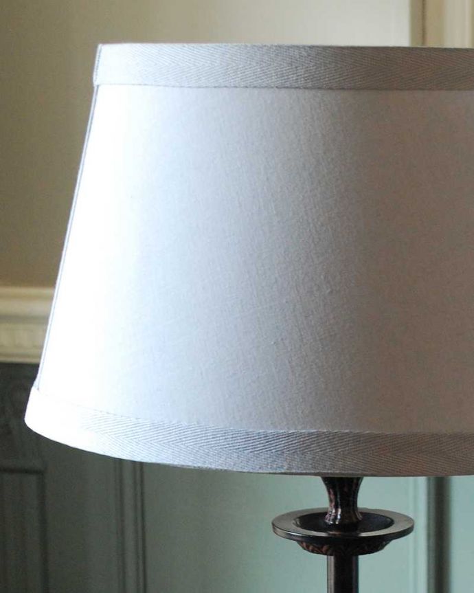 スタンドライト　照明・ライティング　スッと伸びた土台にシェードを合わせてクールな印象のテーブルランプ。。(cf-1225)