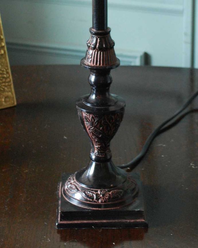 スタンドライト　照明・ライティング　スッと伸びた土台にシェードを合わせてクールな印象のテーブルランプ。。(cf-1225)