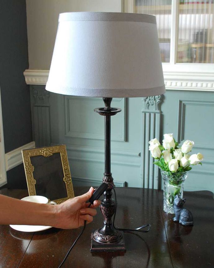 スタンドライト　照明・ライティング　スッと伸びた土台にシェードを合わせてクールな印象のテーブルランプ。。(cf-1225)