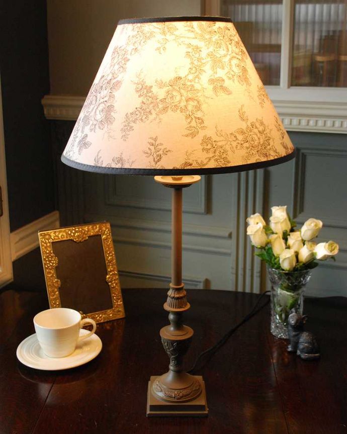 照明・ライティング 布シェードや土台にも上品なお花があしらわれたフランスのテーブルランプ。。(cf-1227)