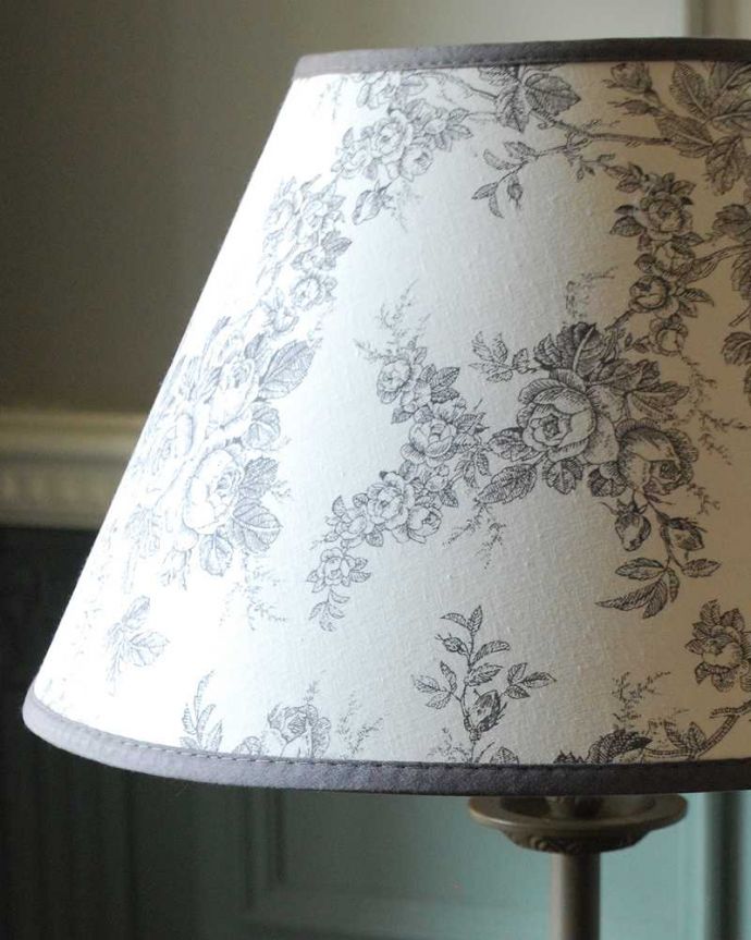 照明・ライティング 布シェードや土台にも上品なお花があしらわれたフランスのテーブルランプ。。(cf-1227)