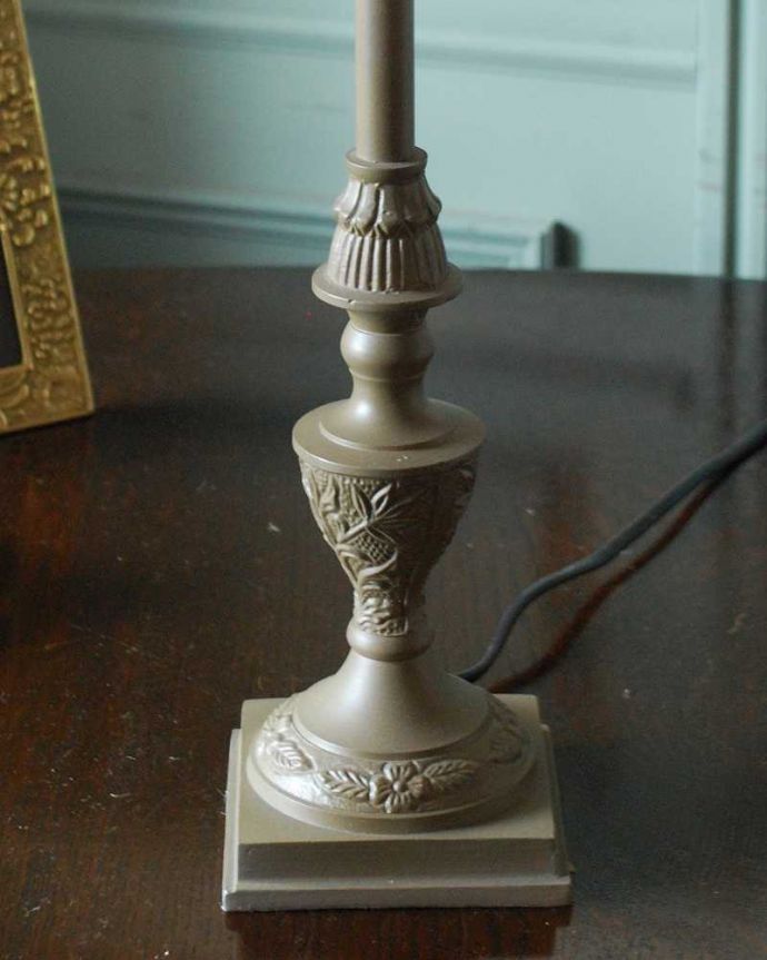 照明・ライティング 布シェードや土台にも上品なお花があしらわれたフランスのテーブルランプ。。(cf-1227)