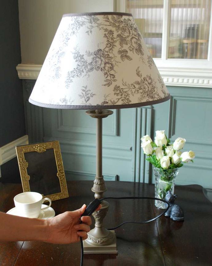 照明・ライティング 布シェードや土台にも上品なお花があしらわれたフランスのテーブルランプ。。(cf-1227)