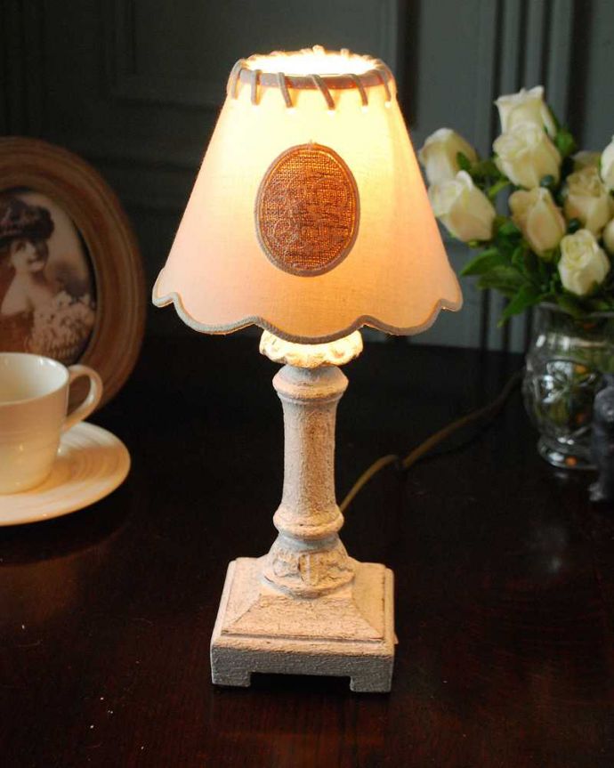 スタンドライト　照明・ライティング　フランスらしいデザインが素敵なテーブルランプ(E17シャンデリア球付)。。(cf-1229)