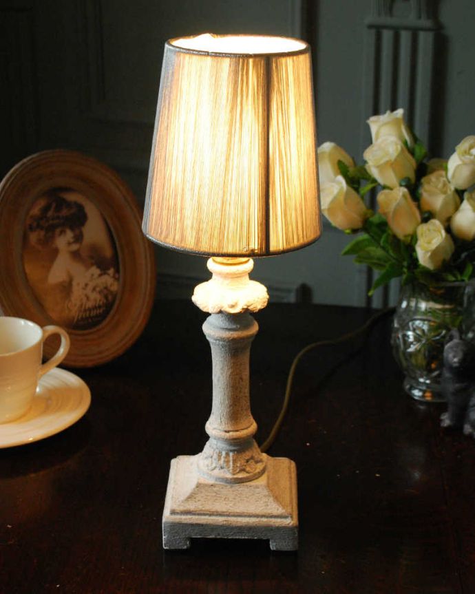 スタンドライト　照明・ライティング　フランスらしい華やかな土台も可愛い、上品な布シェードを使ったテーブルランプ(E17球付)。。(cf-1230)
