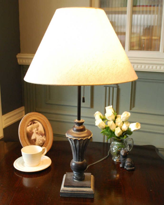 スタンドライト　照明・ライティング　気軽に使えるアンティーク風の布シェード付きのシックなテーブルランプ(E26球付) 。。(cf-1231)