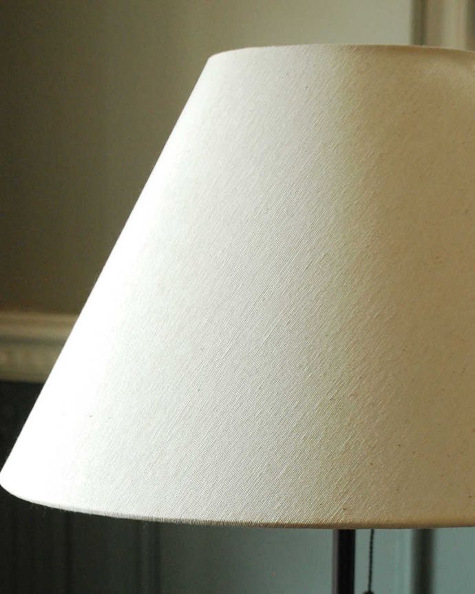 スタンドライト　照明・ライティング　気軽に使えるアンティーク風の布シェード付きのシックなテーブルランプ(E26球付) 。。(cf-1231)