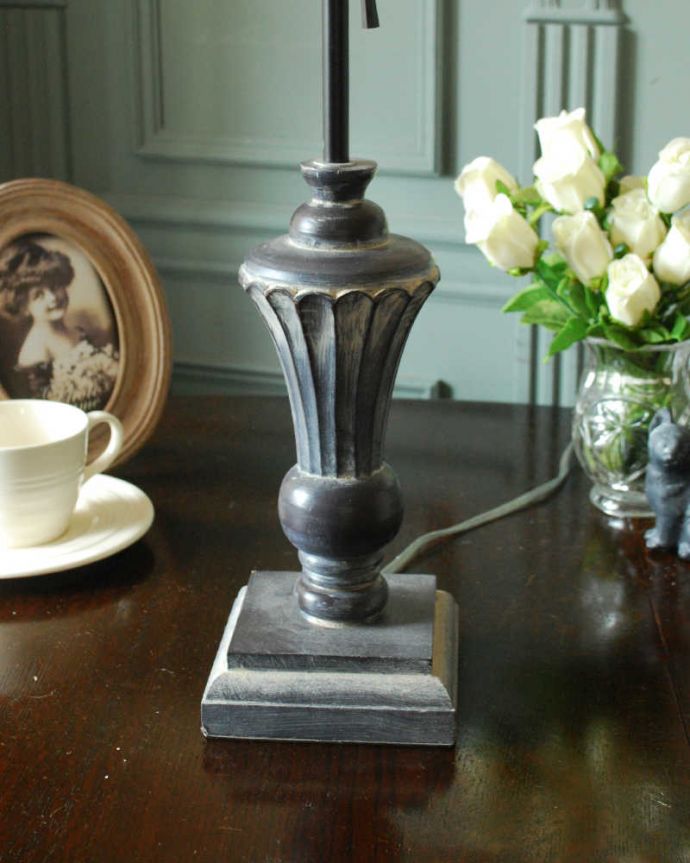 スタンドライト　照明・ライティング　気軽に使えるアンティーク風の布シェード付きのシックなテーブルランプ(E26球付) 。。(cf-1231)