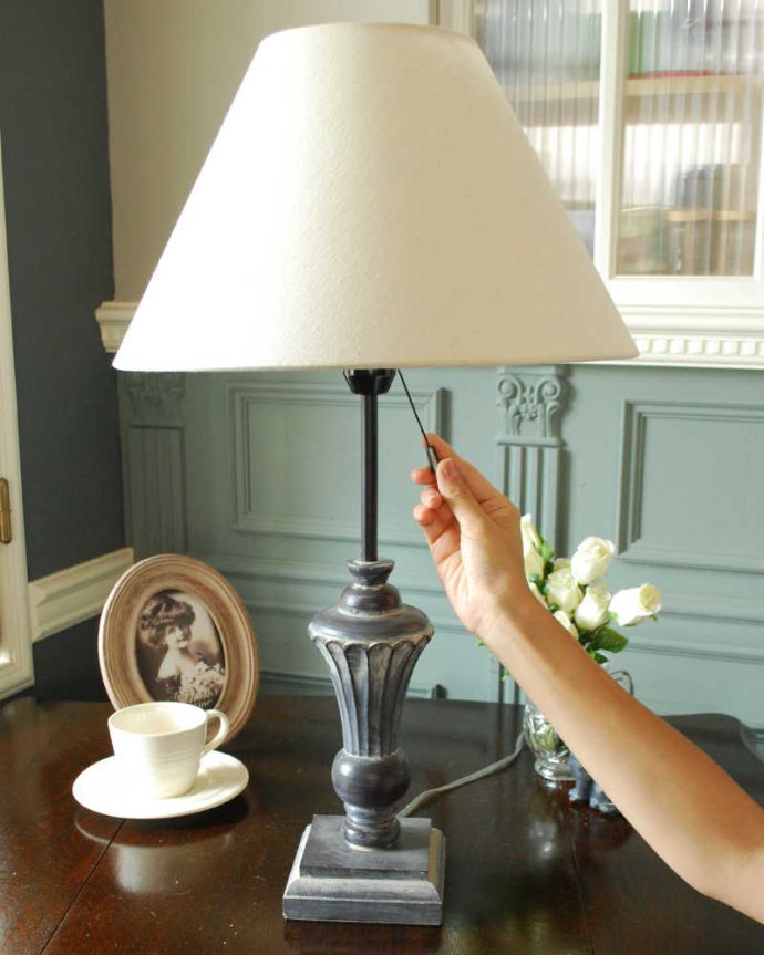 スタンドライト　照明・ライティング　気軽に使えるアンティーク風の布シェード付きのシックなテーブルランプ(E26球付) 。。(cf-1231)