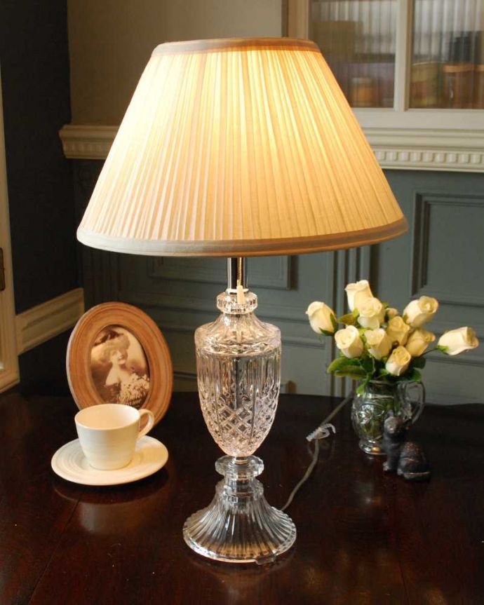 スタンドライト　照明・ライティング　プリーツのシェード×きらきら美しいガラススタンドを合わせたテーブルランプ(E26球付)。。(cf-1232)