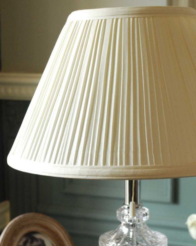スタンドライト　照明・ライティング　プリーツのシェード×きらきら美しいガラススタンドを合わせたテーブルランプ(E26球付)。。(cf-1232)