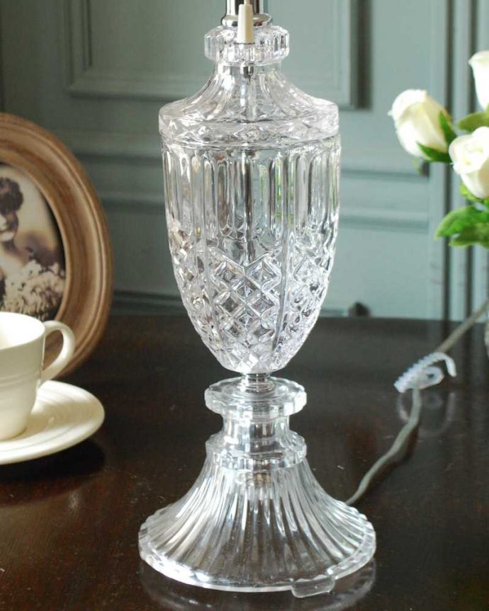 スタンドライト　照明・ライティング　プリーツのシェード×きらきら美しいガラススタンドを合わせたテーブルランプ(E26球付)。。(cf-1232)