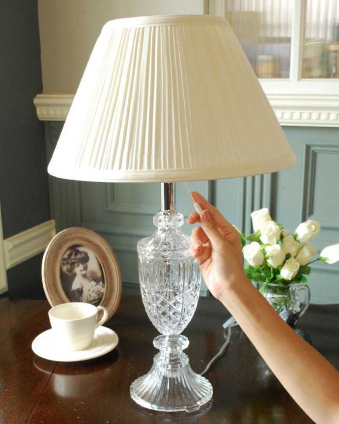 スタンドライト　照明・ライティング　プリーツのシェード×きらきら美しいガラススタンドを合わせたテーブルランプ(E26球付)。。(cf-1232)