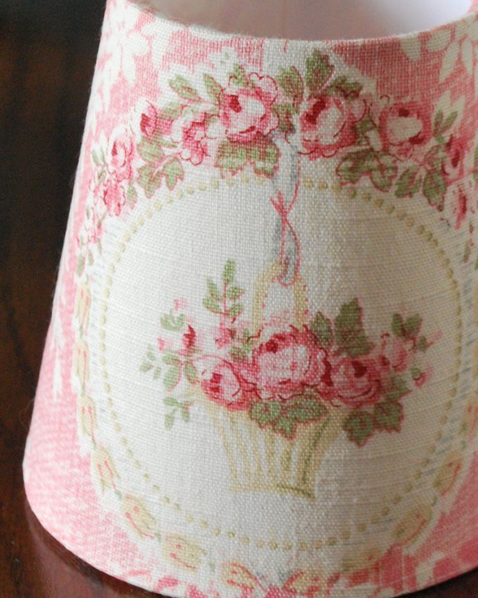 シャンデリア球のシェード 照明・ライティング フラワーバスケットが可愛い、フランスから届いたクリップシェード。フランスらしいオシャレなデザイン小さくても、フランスらしい女性心をくすぐるデザインはは、とってもオシャレ。(cf-1235)