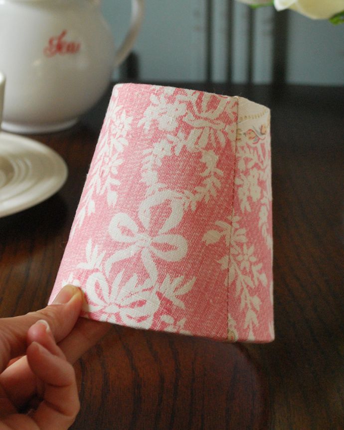 シャンデリア球のシェード 照明・ライティング フラワーバスケットが可愛い、フランスから届いたクリップシェード。サイズはこのくらいシャンデリアやテーブルランプの電球にセットしてみてください。(cf-1235)