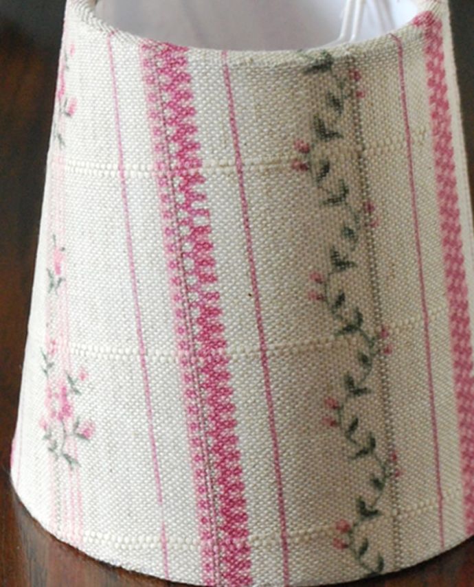 シャンデリア球のシェード 照明・ライティング フランスから届いた小さなシェード、お花の柄が可愛いクリップシェード 。フランスらしいオシャレなデザイン小さくても、フランスらしい女性心をくすぐるデザインはは、とってもオシャレ。(cf-1236)