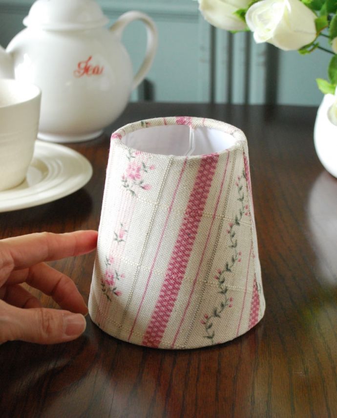 シャンデリア球のシェード 照明・ライティング フランスから届いた小さなシェード、お花の柄が可愛いクリップシェード 。サイズはこのくらいシャンデリアやテーブルランプの電球にセットしてください。(cf-1236)